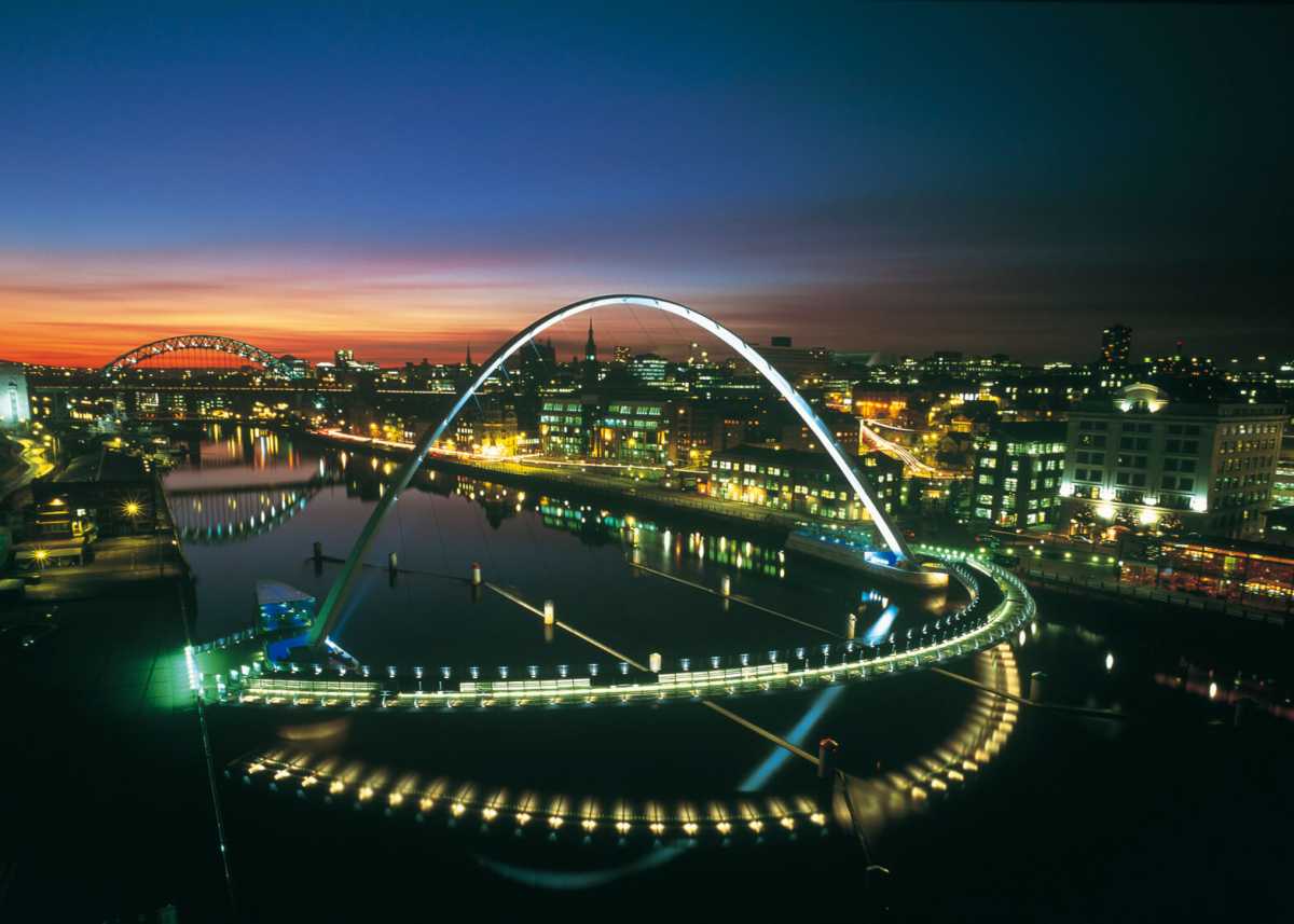 Gateshead Millennium Bridge, Gateshead dan Newcastle Inggris
